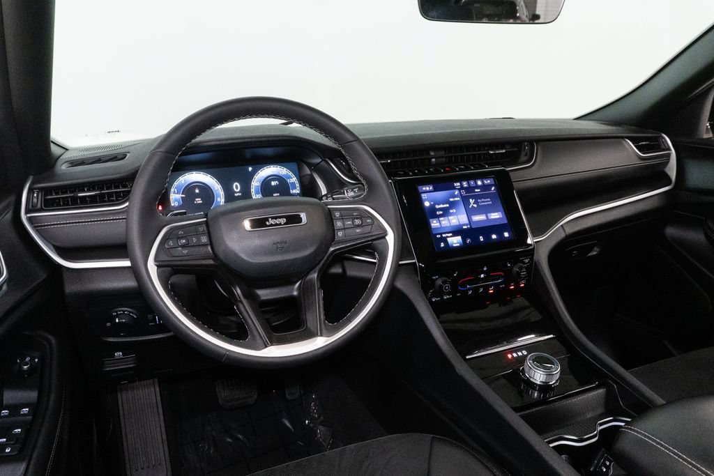 Used 2025 Jeep Grand Cherokee Altitude AWD/4WD image 9