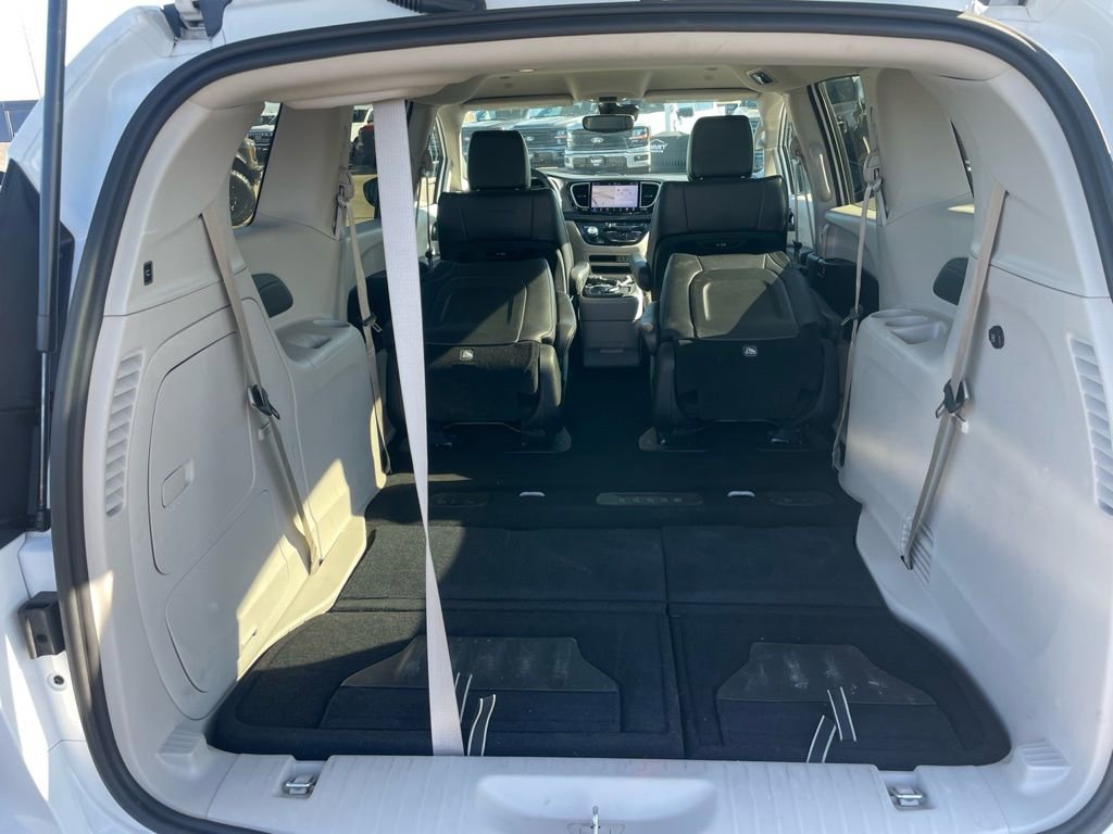 Used 2024 Chrysler Pacifica Select image 35