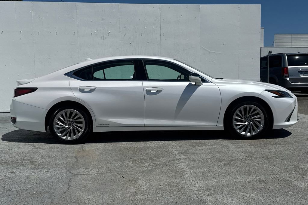 Used 2021 Lexus ES 300h w/ Accessory Package 2 FWD image 2