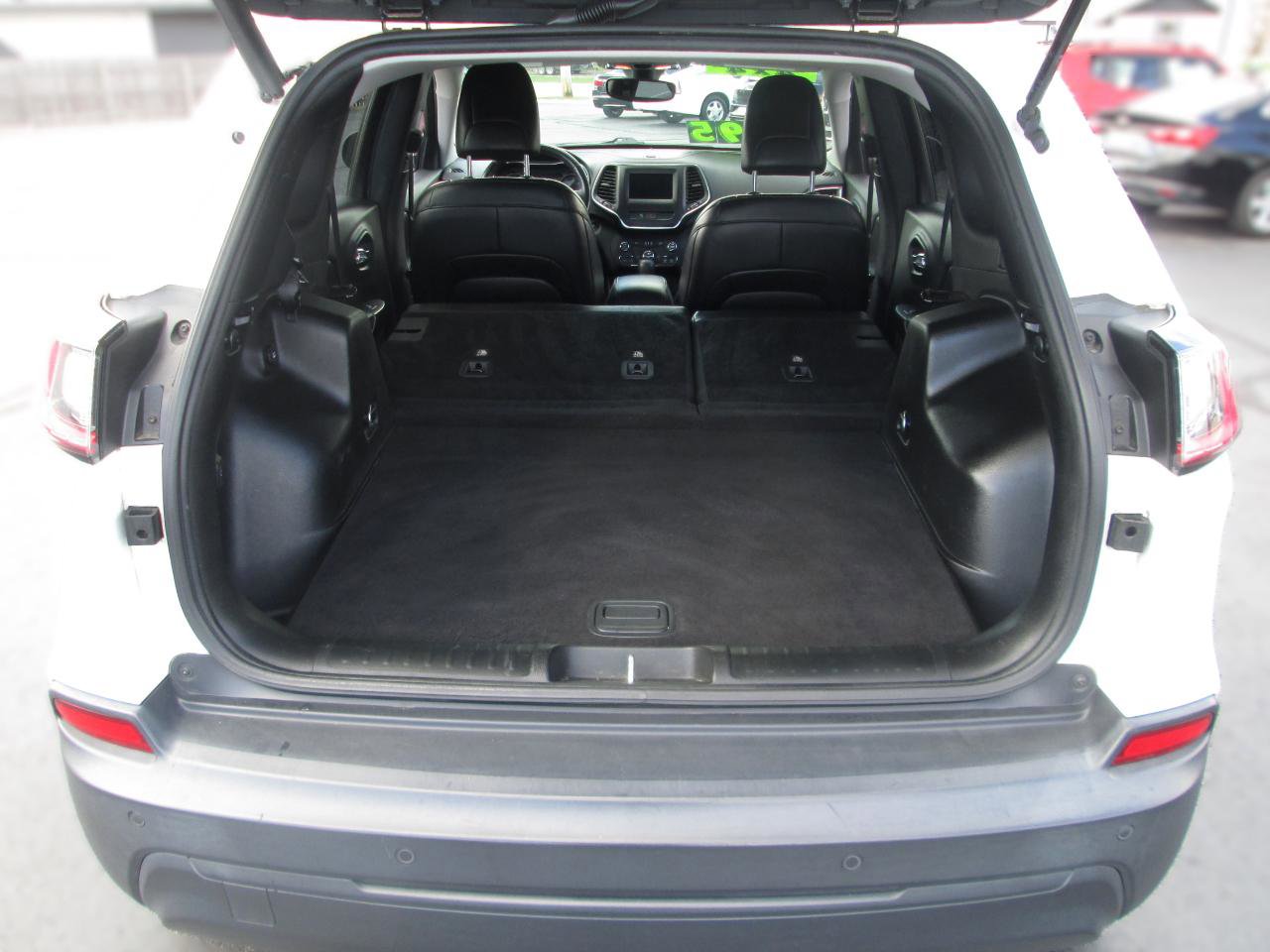 Used 2019 Jeep Cherokee Latitude Plus w/ Comfort/Convenience Group AWD/4WD image 9