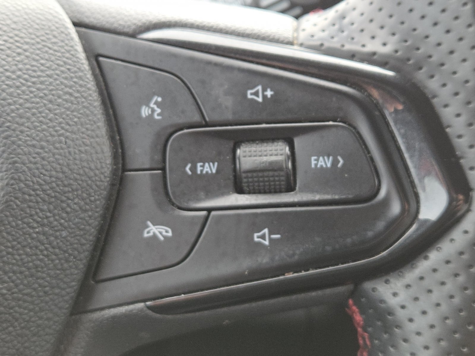 Used 2024 Chevrolet Trax RS w/ Driver Confidence Package FWD image 30