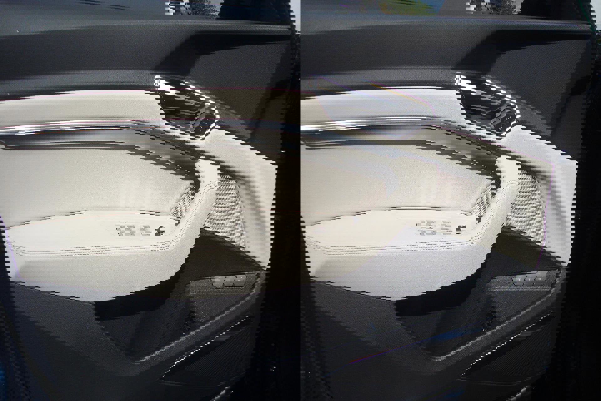 Used 2022 Audi e-tron Premium Plus image 26