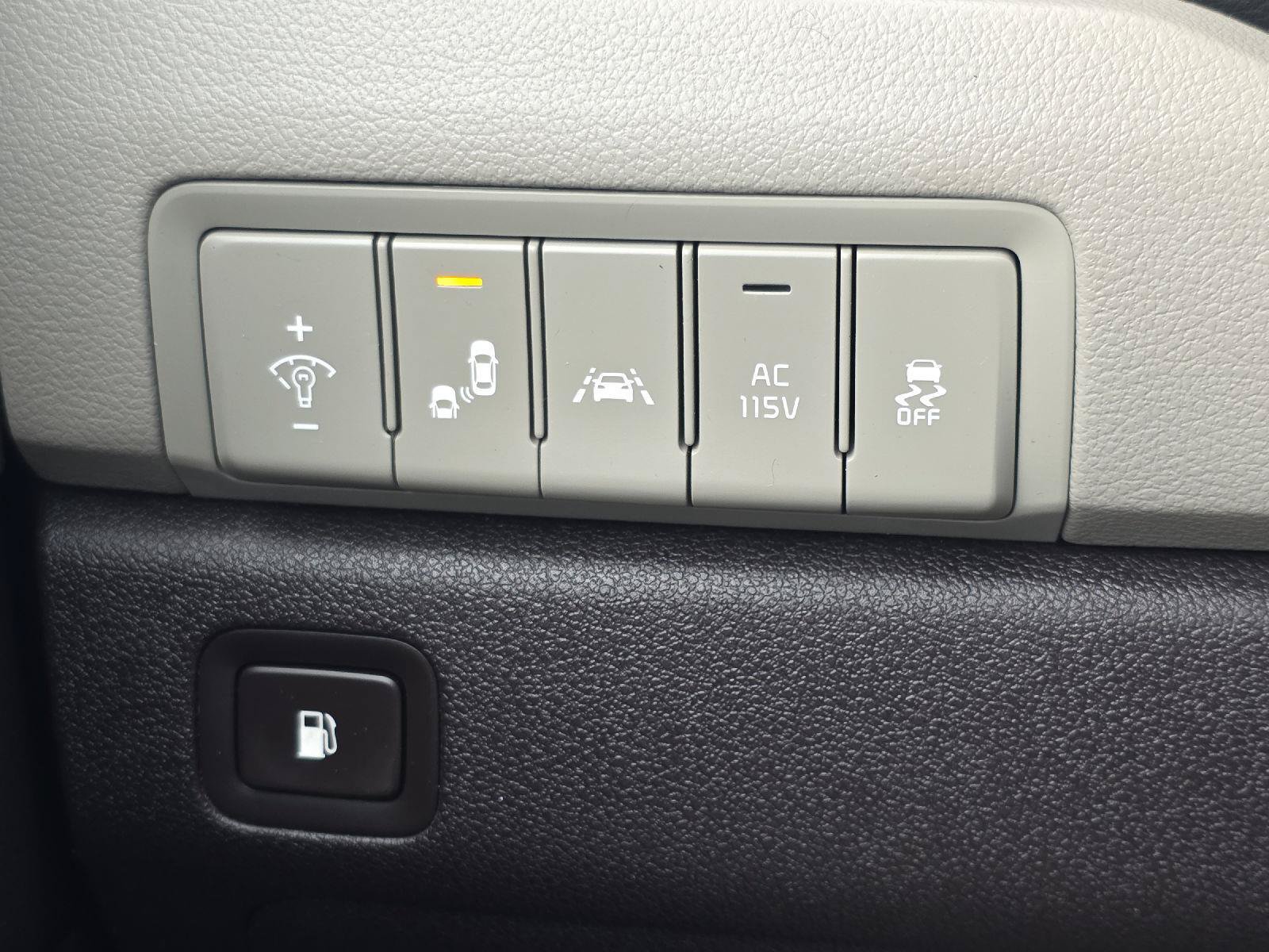 Used 2016 Kia Sedona SX Limited w/ Option Group 030 FWD image 11