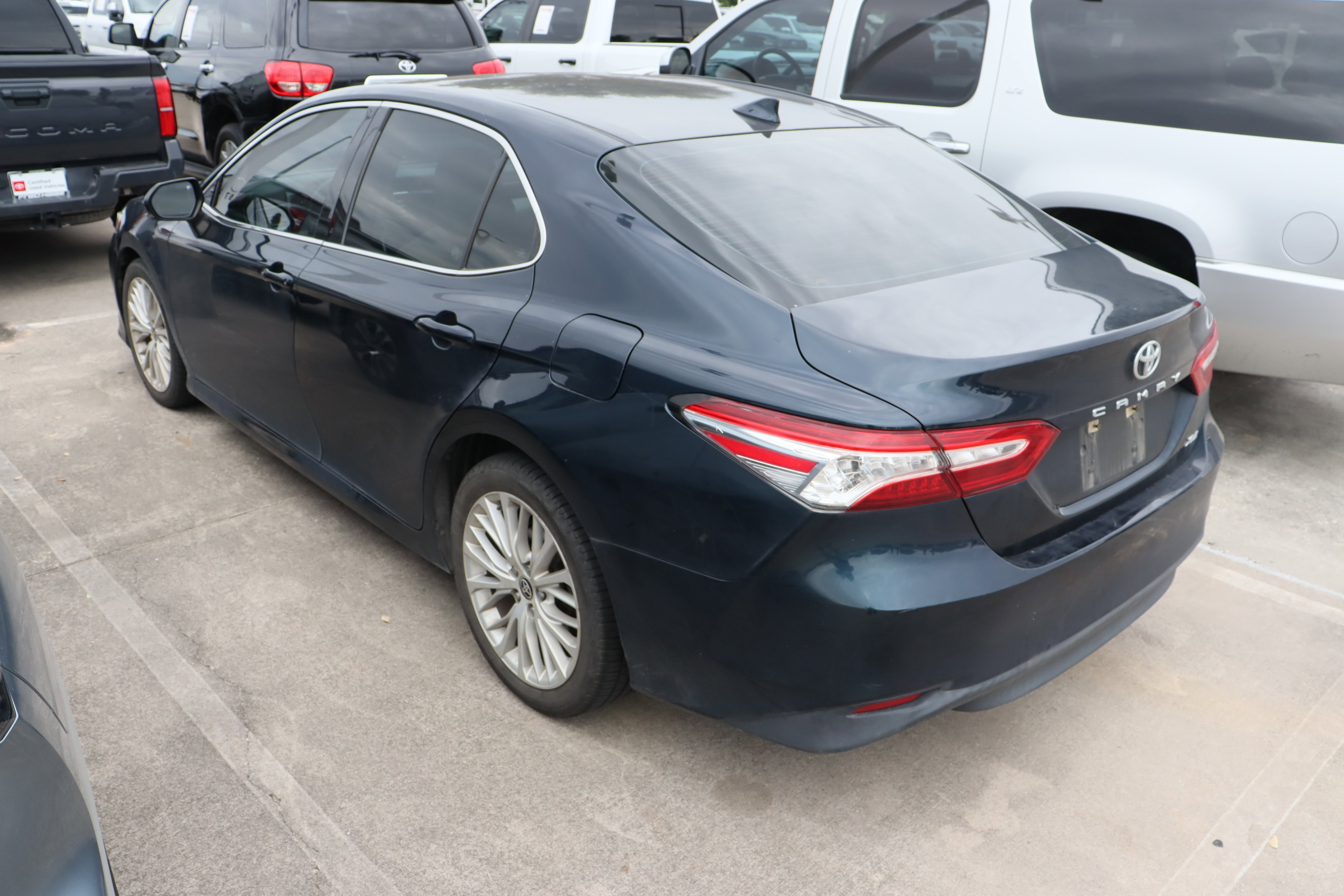 Used 2020 Toyota Camry XLE image 6
