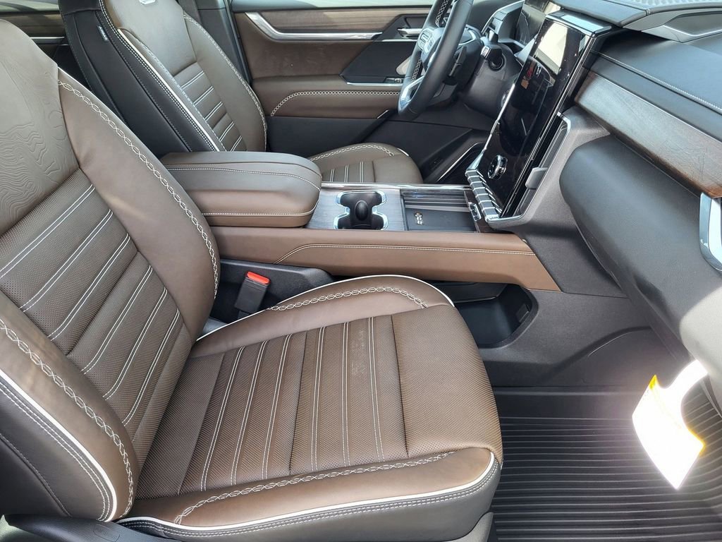 New 2026 GMC Acadia Denali Ultimate w/ LPO, Floor Liner Package AWD/4WD image 10
