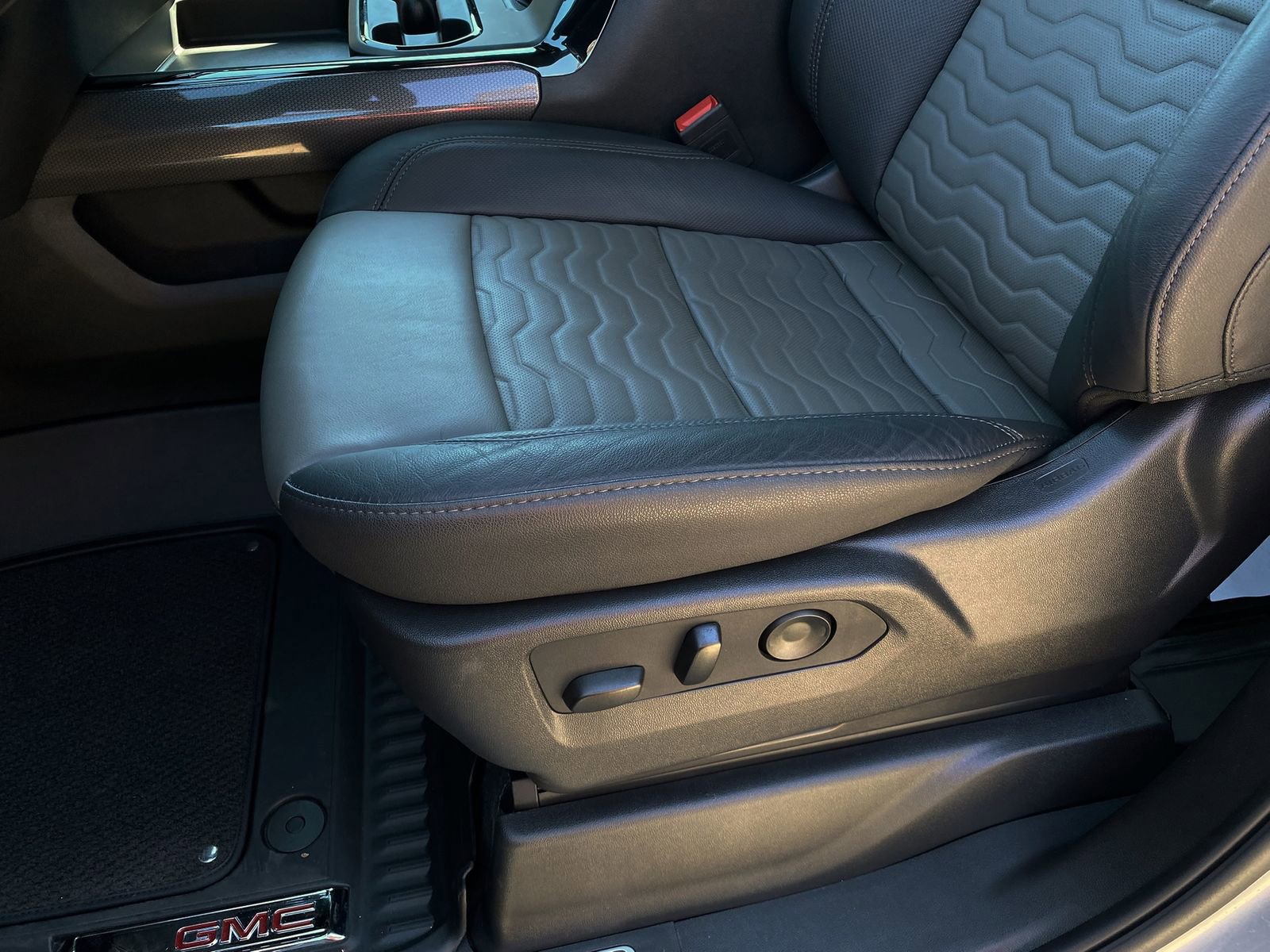 Used 2025 Chevrolet Silverado 2500 ZR2 w/ Technology Package image 16