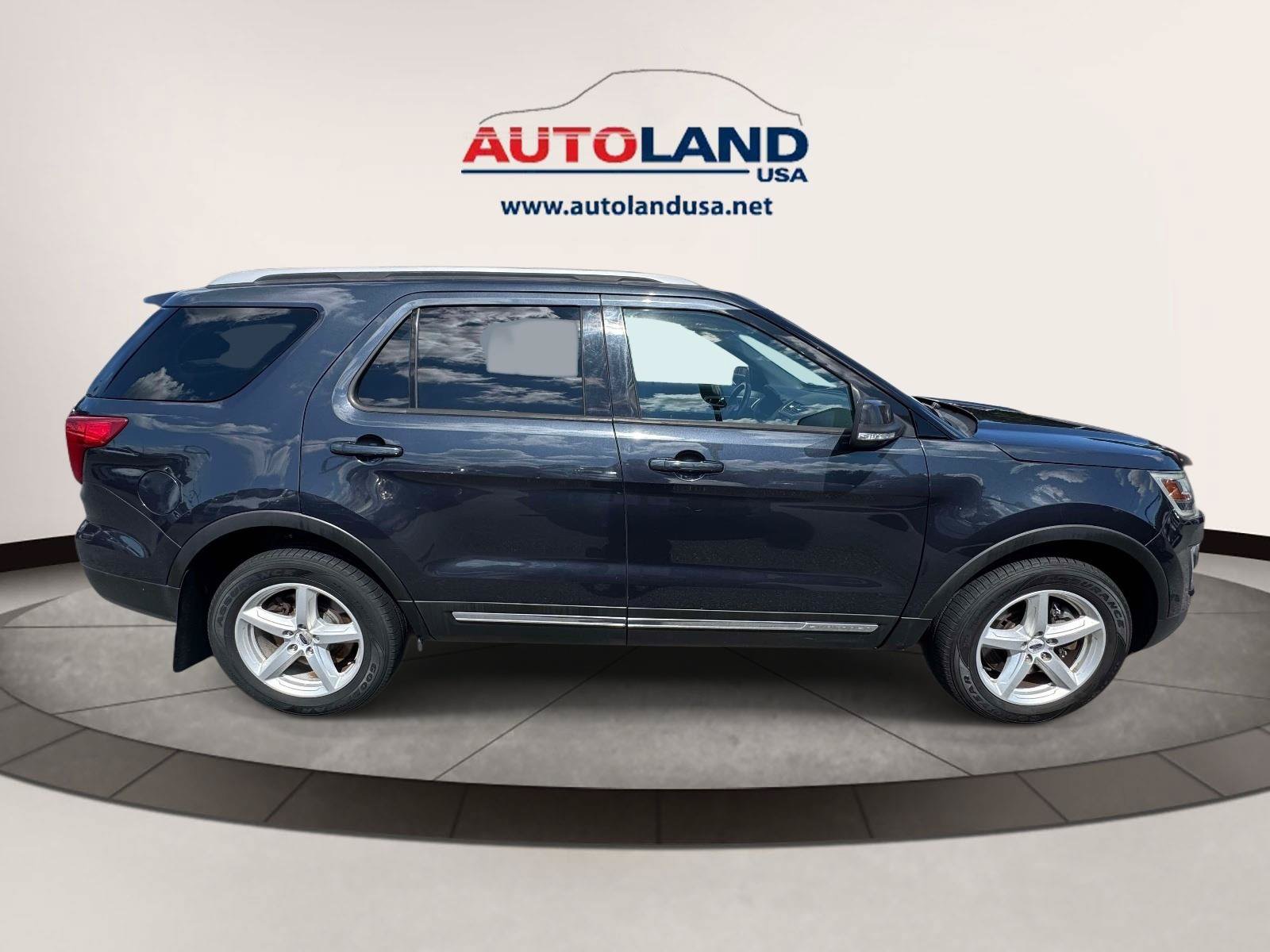 Used 2017 Ford Explorer XLT w/ Equipment Group 202A AWD/4WD image 3