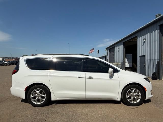 Used 2018 Chrysler Pacifica Touring Plus w/ Tire & Wheel Group FWD image 8