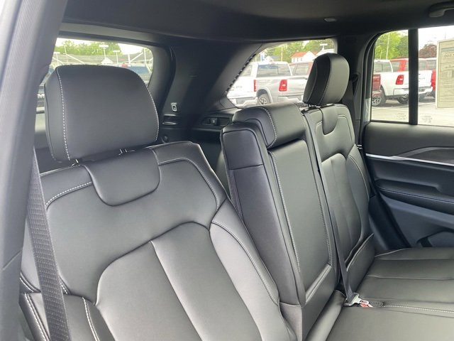 New 2025 Jeep Grand Cherokee Limited w/ Black Appearance Package image 32