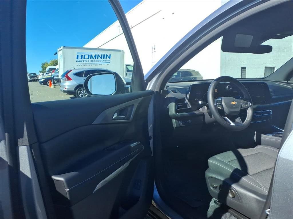 Used 2025 Chevrolet Traverse LT image 8