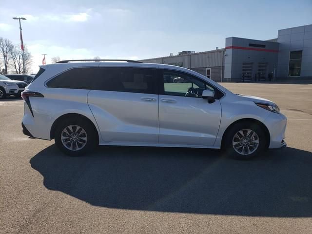 Used 2024 Toyota Sienna XLE FWD image 4