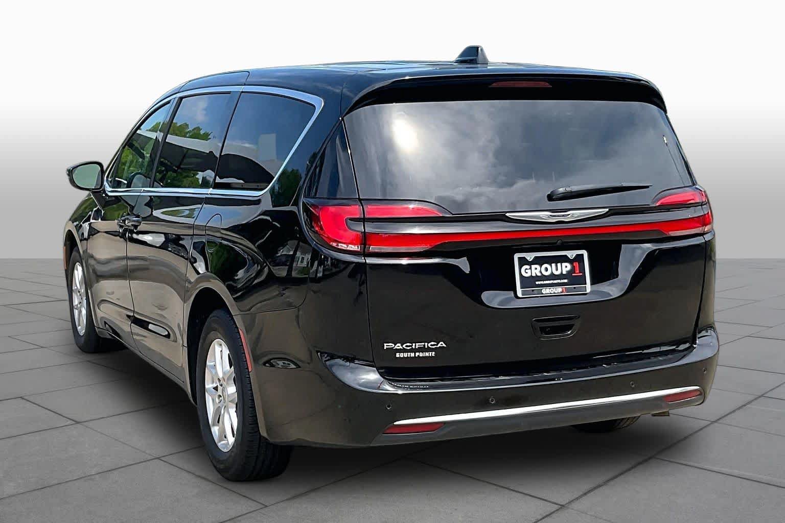 Certified 2024 Chrysler Pacifica Touring-L FWD image 12