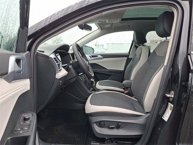 New 2026 Volkswagen Taos SE image 6