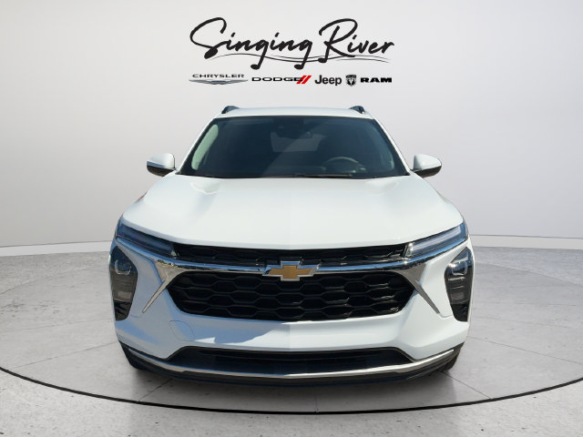 Used 2026 Chevrolet Trax LT FWD image 2