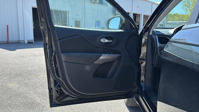 Used 2019 Jeep Cherokee Limited AWD/4WD image 12