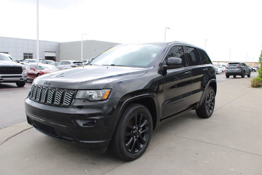 Used 2017 Jeep Grand Cherokee Altitude AWD/4WD image 3