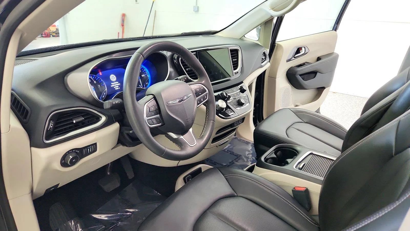 Used 2023 Chrysler Pacifica Touring-L FWD image 14