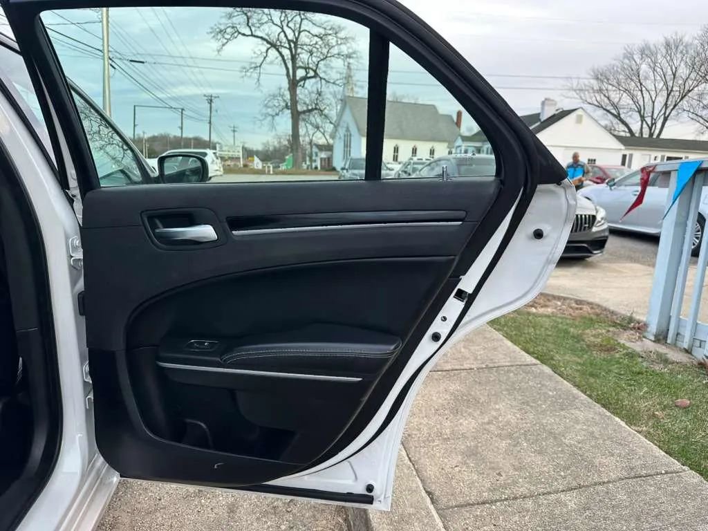 Used 2019 Chrysler 300 S image 40