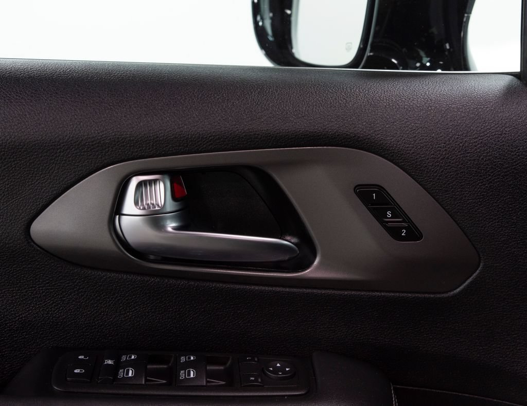 Used 2025 Chrysler Pacifica Select FWD image 7