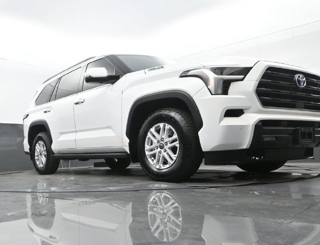 Used 2023 Toyota Sequoia SR5 w/ SR5 Premium Package RWD image 27