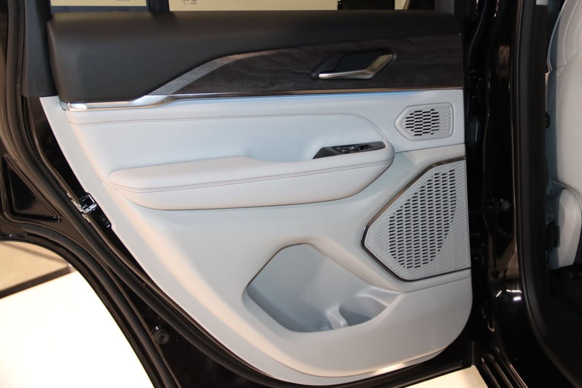 Used 2023 Jeep Grand Cherokee Overland AWD/4WD image 60
