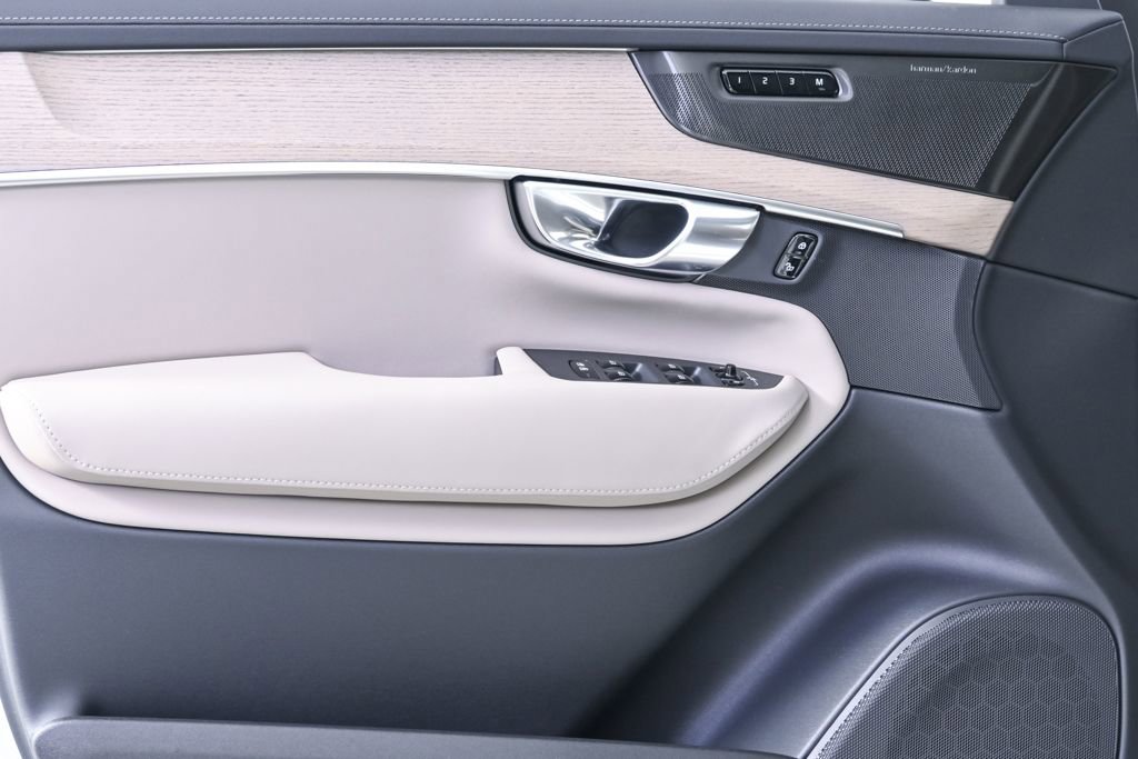 New 2026 Volvo XC90 B5 Ultra w/ Protection Package image 6