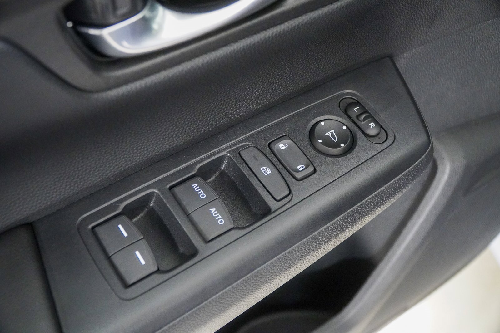 Certified 2025 Honda CR-V EX image 18