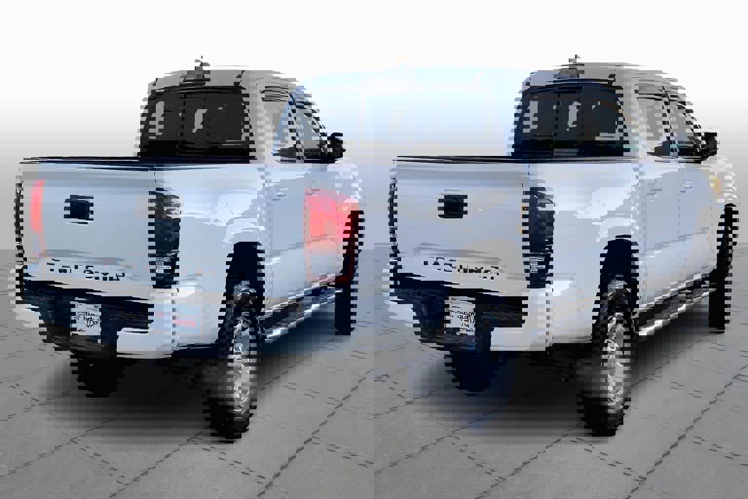 Used 2018 Toyota Tacoma SR image 12