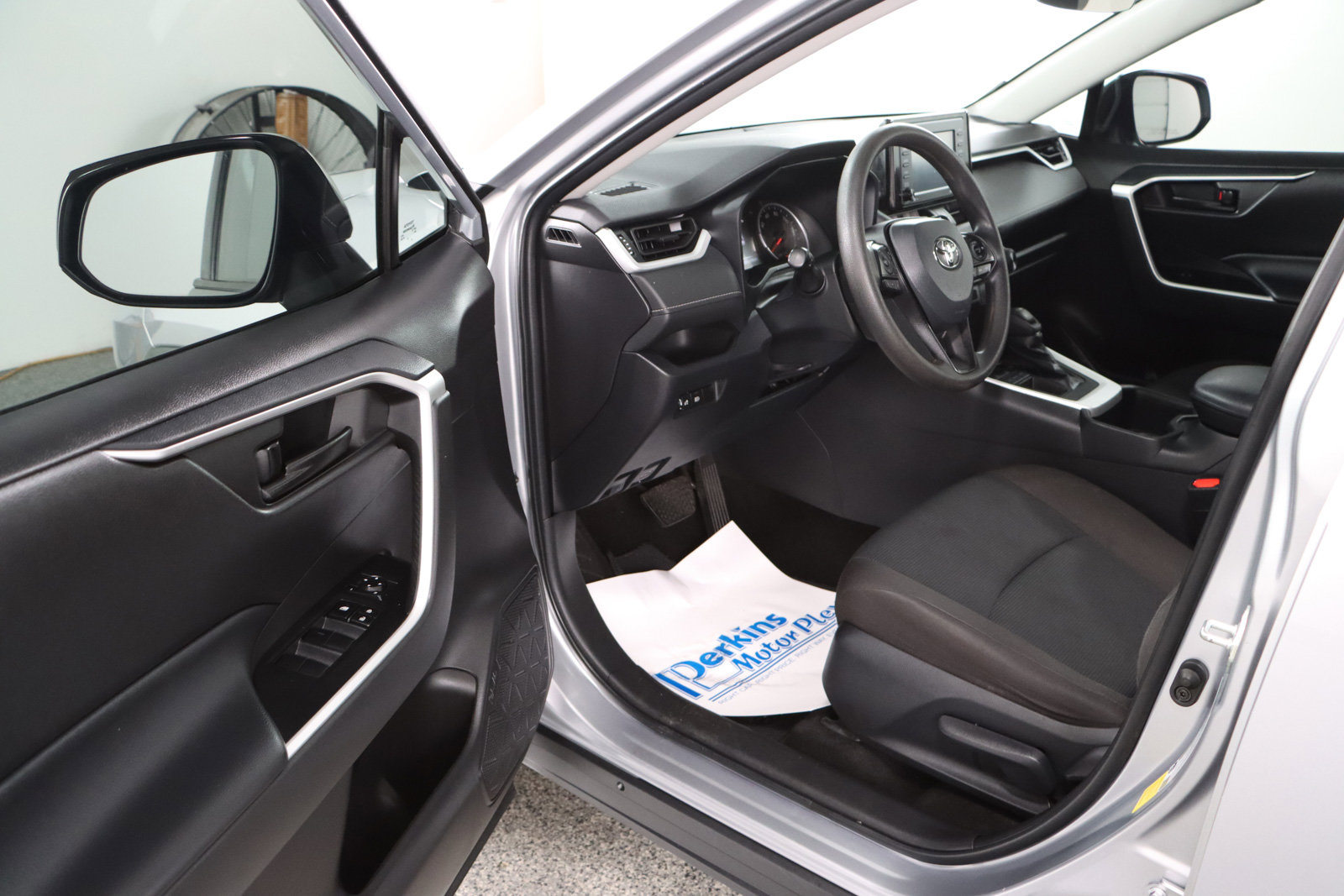 Used 2022 Toyota RAV4 LE image 3