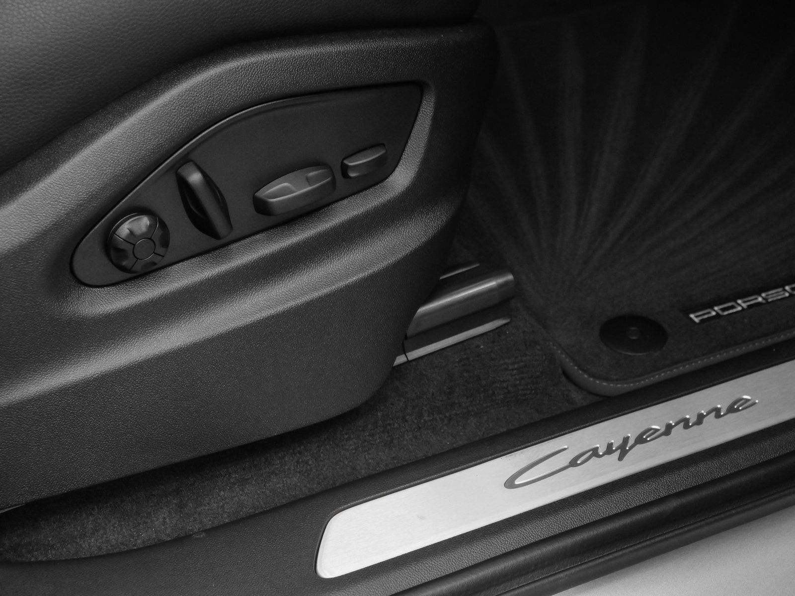 Certified 2025 Porsche Cayenne image 18