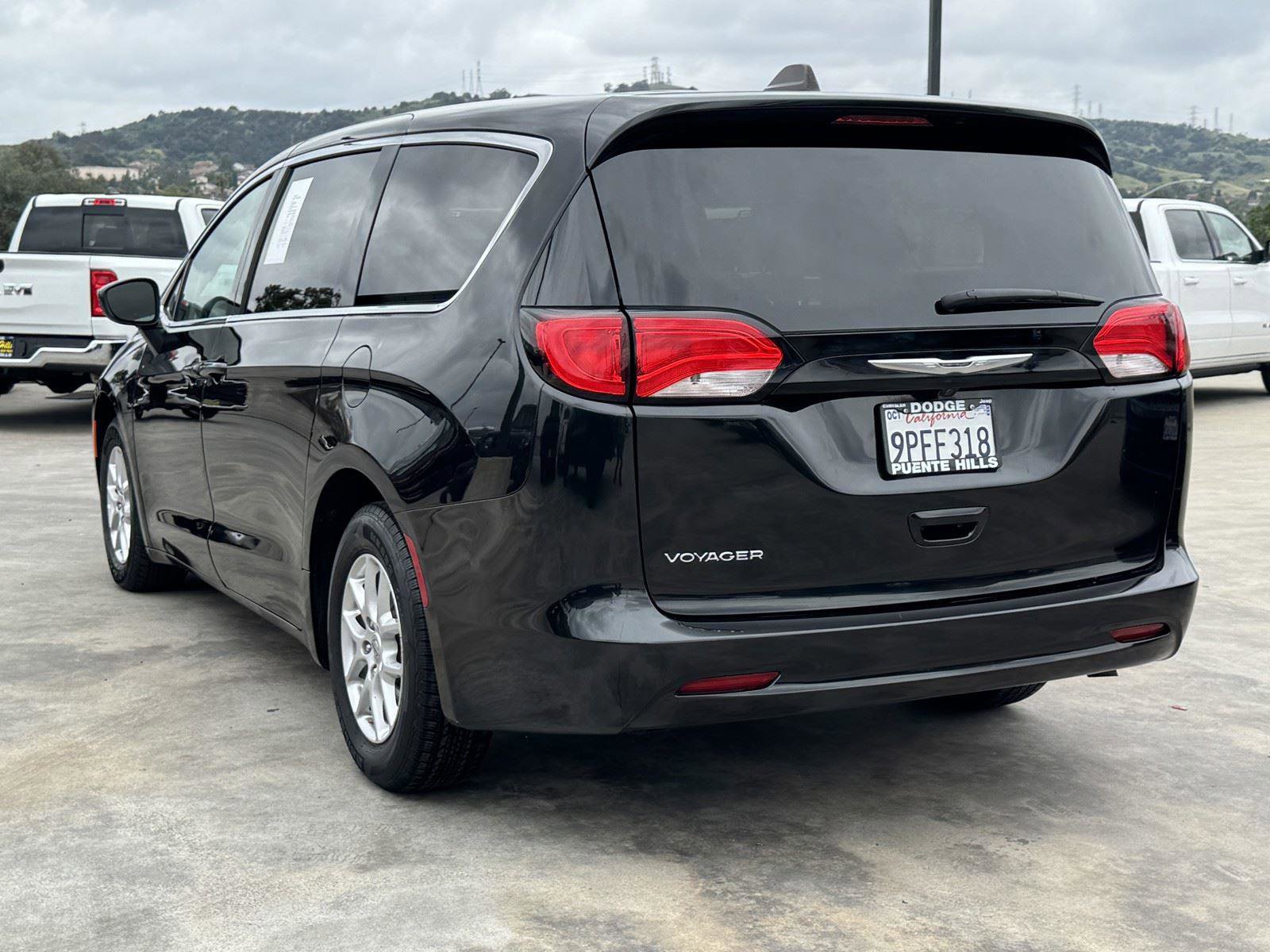 Used 2023 Chrysler Voyager LX image 4