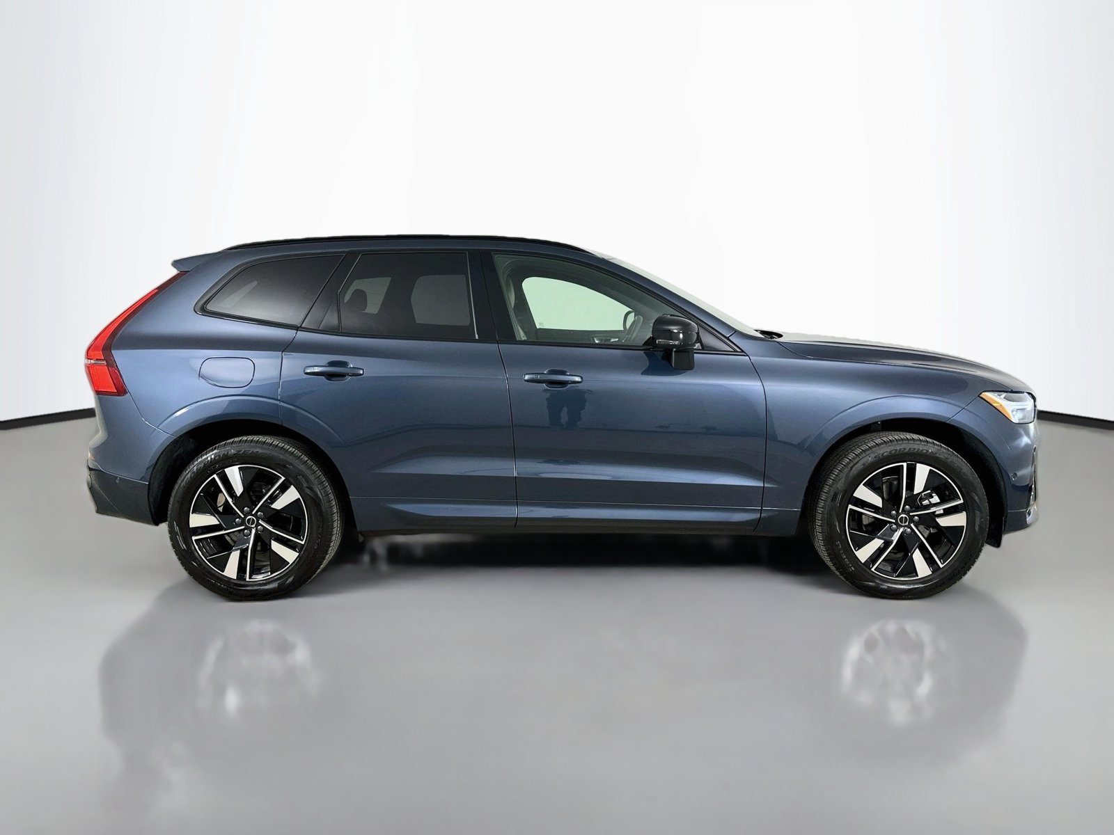 New 2026 Volvo XC60 B5 Plus w/ Protection Package Premier AWD/4WD image 4