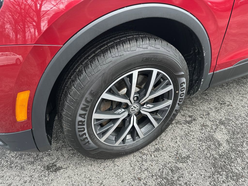 Used 2019 Volkswagen Tiguan SE w/ Panoramic Sunroof Package AWD/4WD image 2