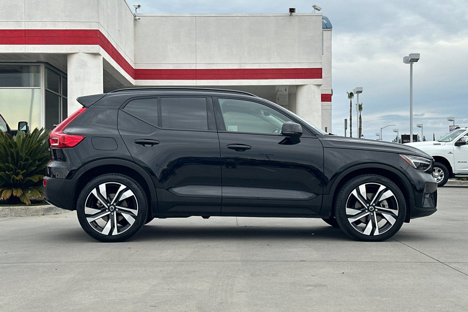 Used 2025 Volvo XC40 B5 Plus image 7