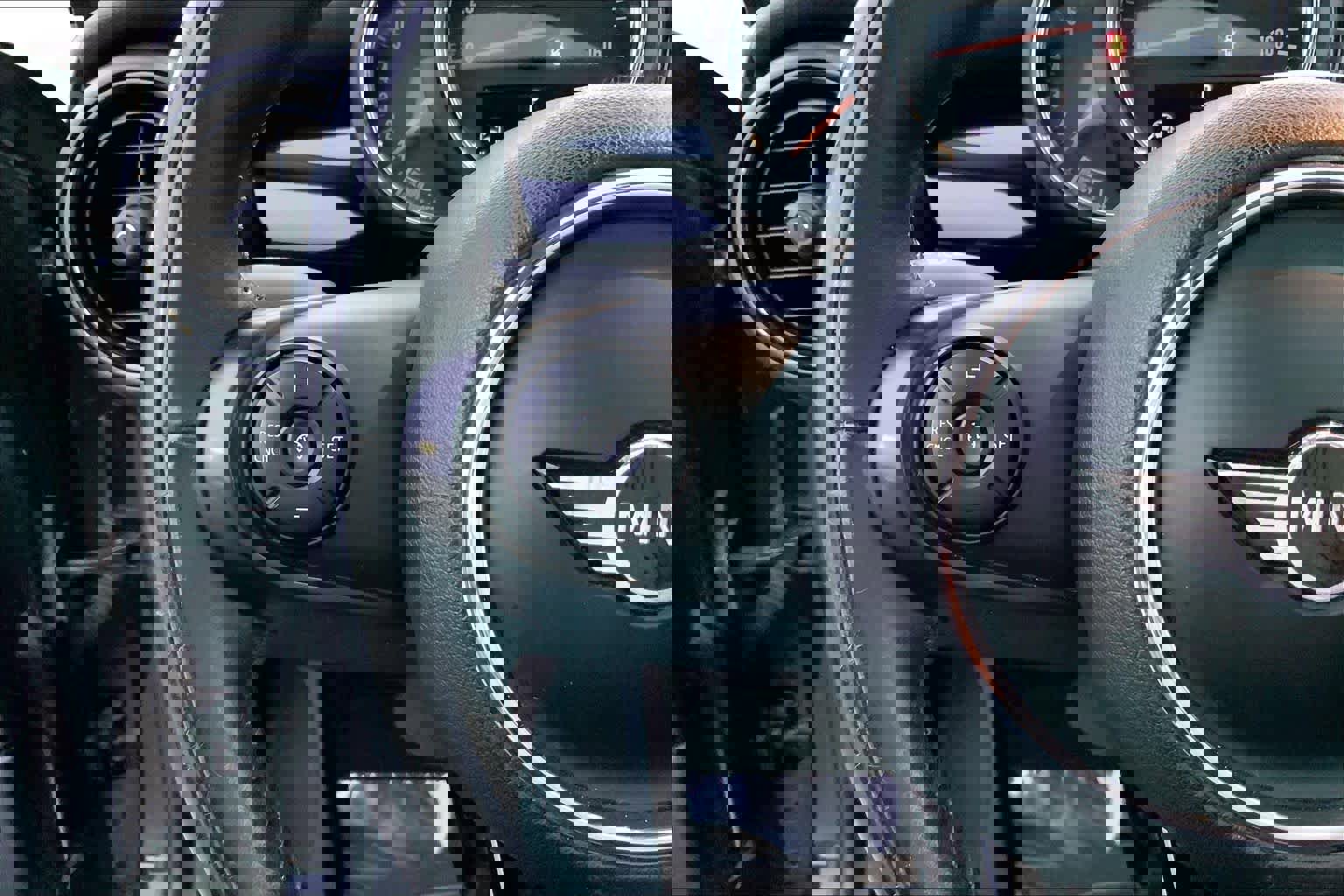 Used 2019 MINI Cooper 4-Door Hardtop w/ Premium Package image 23