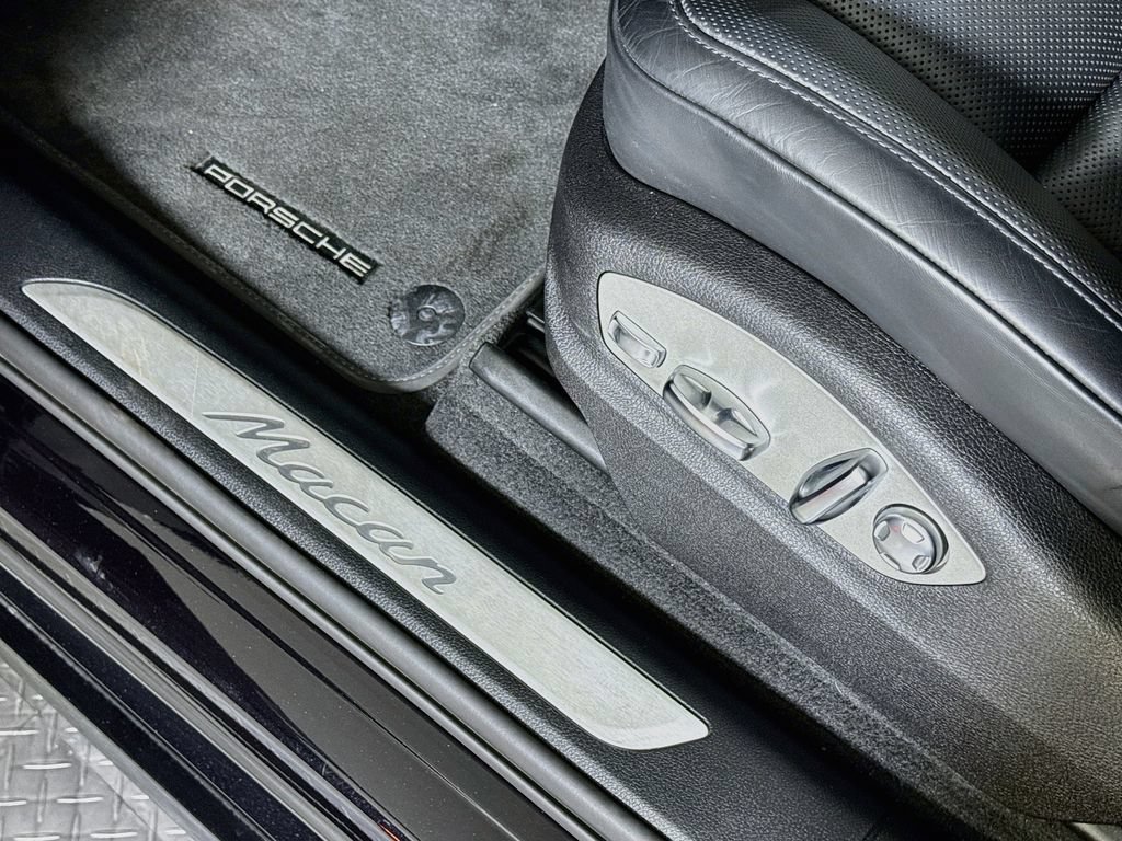 Certified 2024 Porsche Macan AWD/4WD image 23