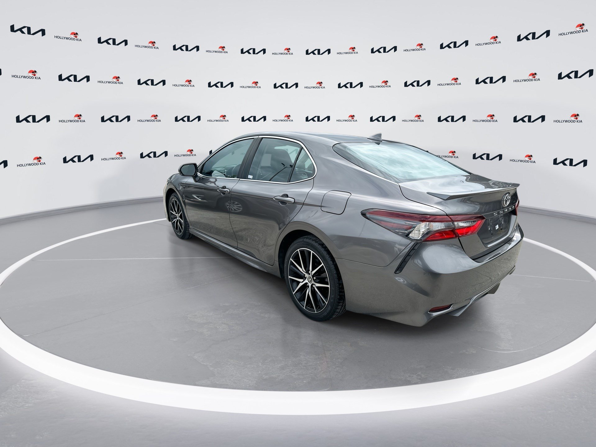 Used 2022 Toyota Camry SE FWD image 6