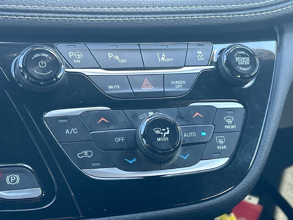 Used 2020 Chrysler Pacifica Limited FWD image 37