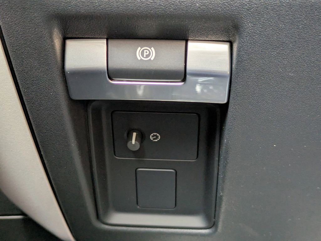 New 2026 Land Rover Defender 110 X-Dynamic SE image 28