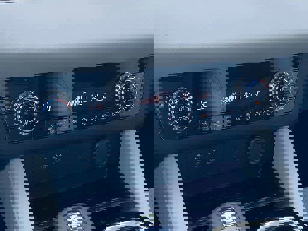 New 2025 Mitsubishi Outlander SE image 7