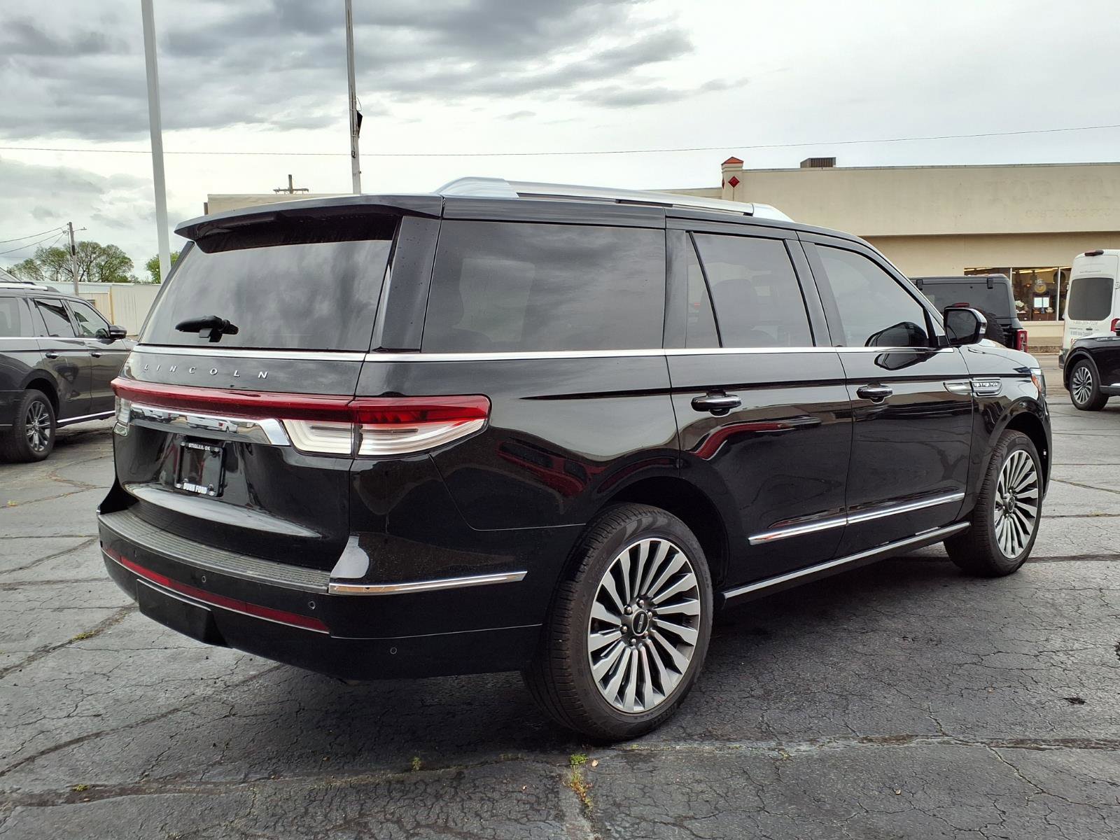 Used 2024 Lincoln Navigator Reserve image 2
