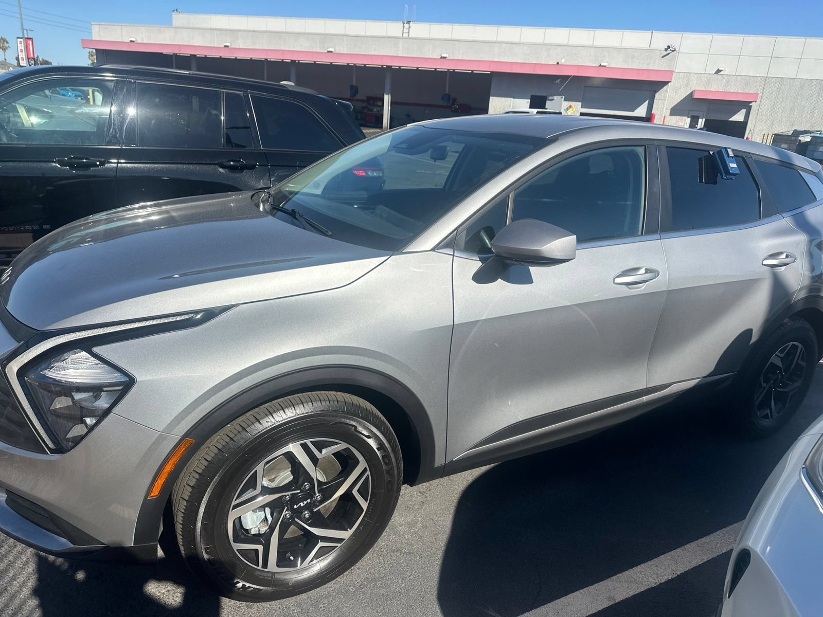 Used 2023 Kia Sportage LX FWD image 2