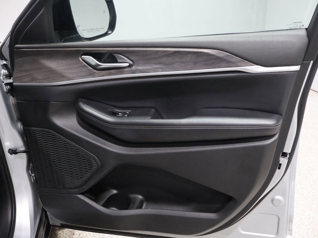 Used 2024 Jeep Grand Cherokee L Limited w/ Luxury Tech Group II image 25