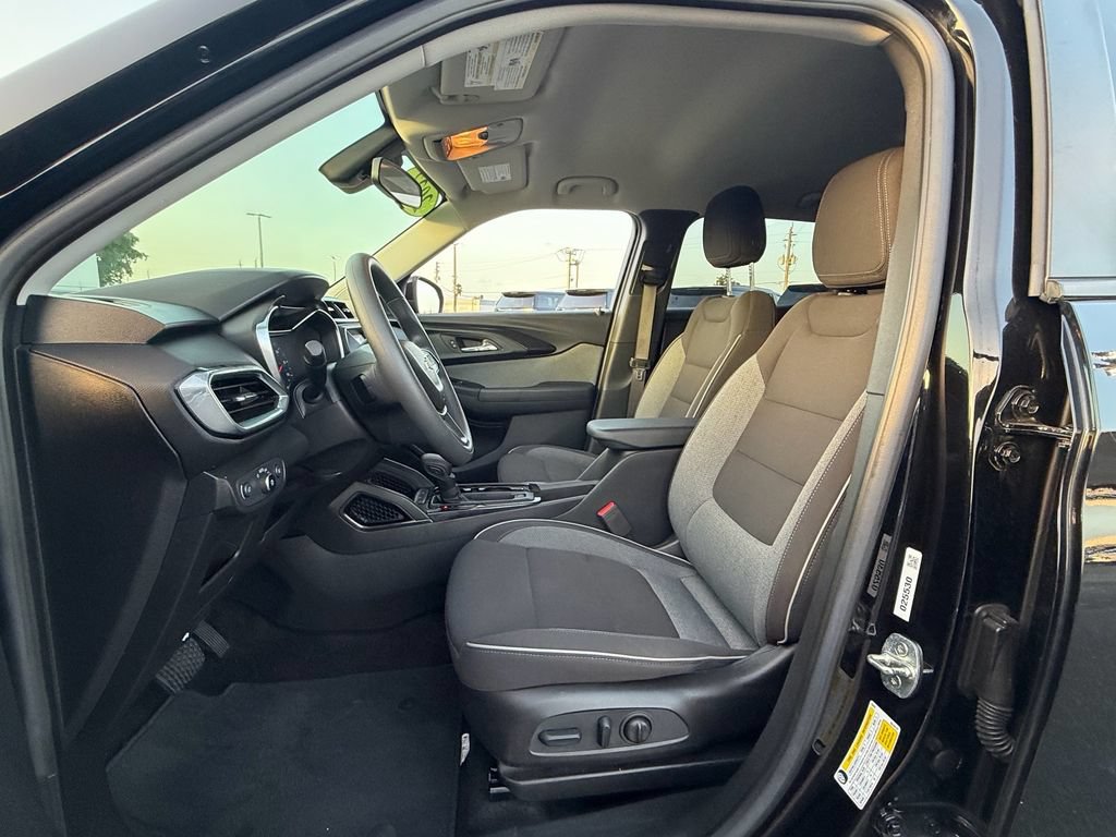 Used 2023 Chevrolet TrailBlazer LT FWD image 9