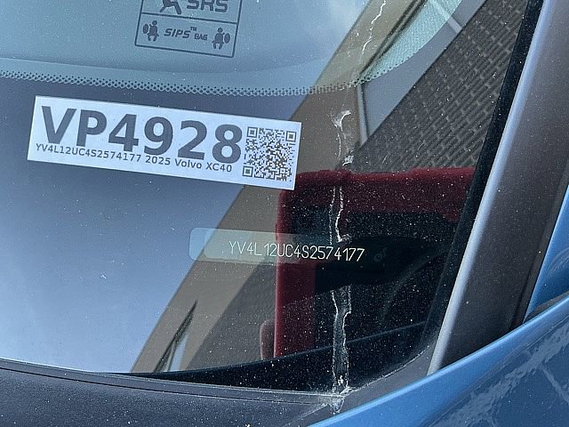 Used 2025 Volvo XC40 B5 Plus image 29