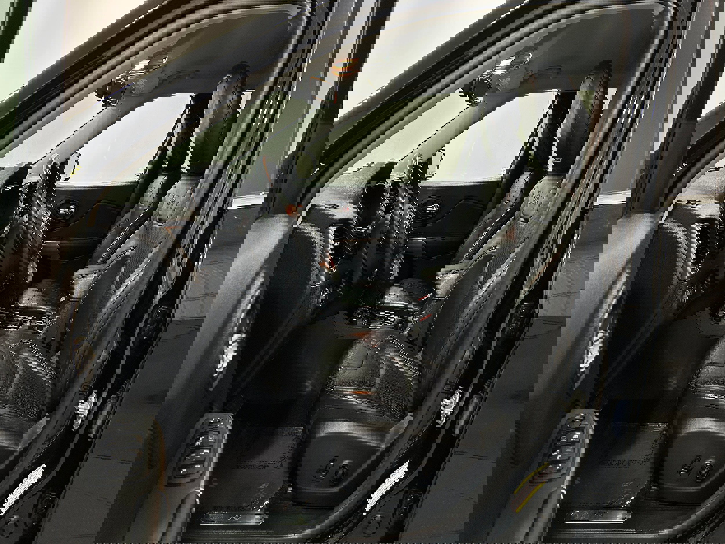 Used 2019 Jeep Cherokee Limited image 3