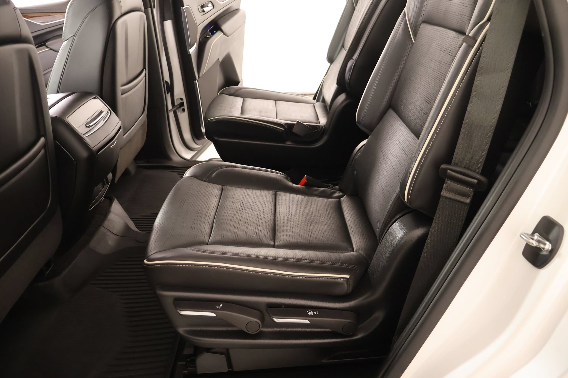Used 2022 Cadillac Escalade Premium Luxury AWD/4WD image 13