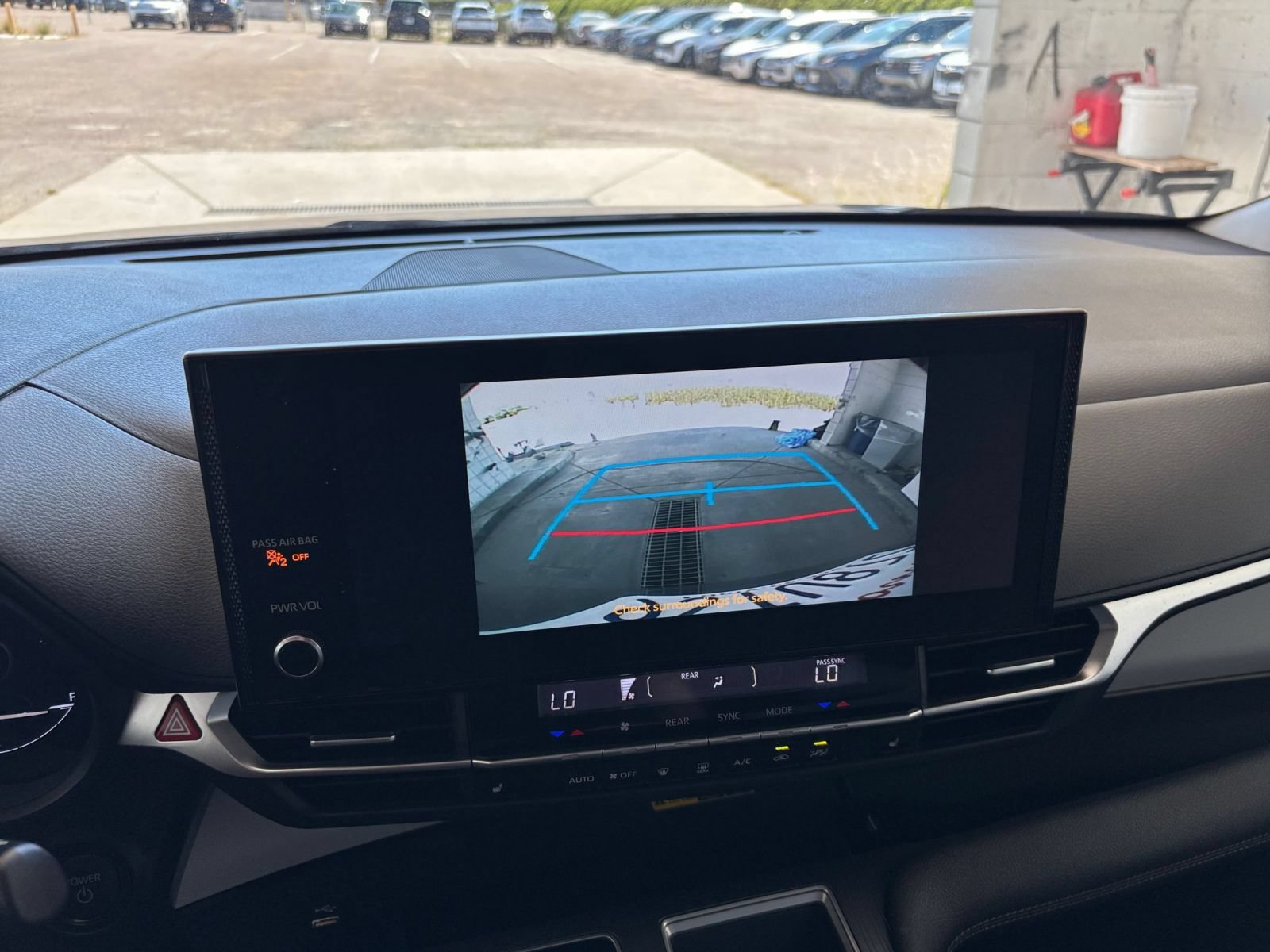 Used 2025 Toyota Sienna XLE FWD image 25