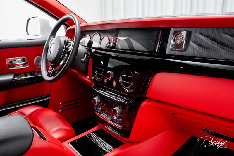 Used 2024 Rolls-Royce Phantom Sedan image 43