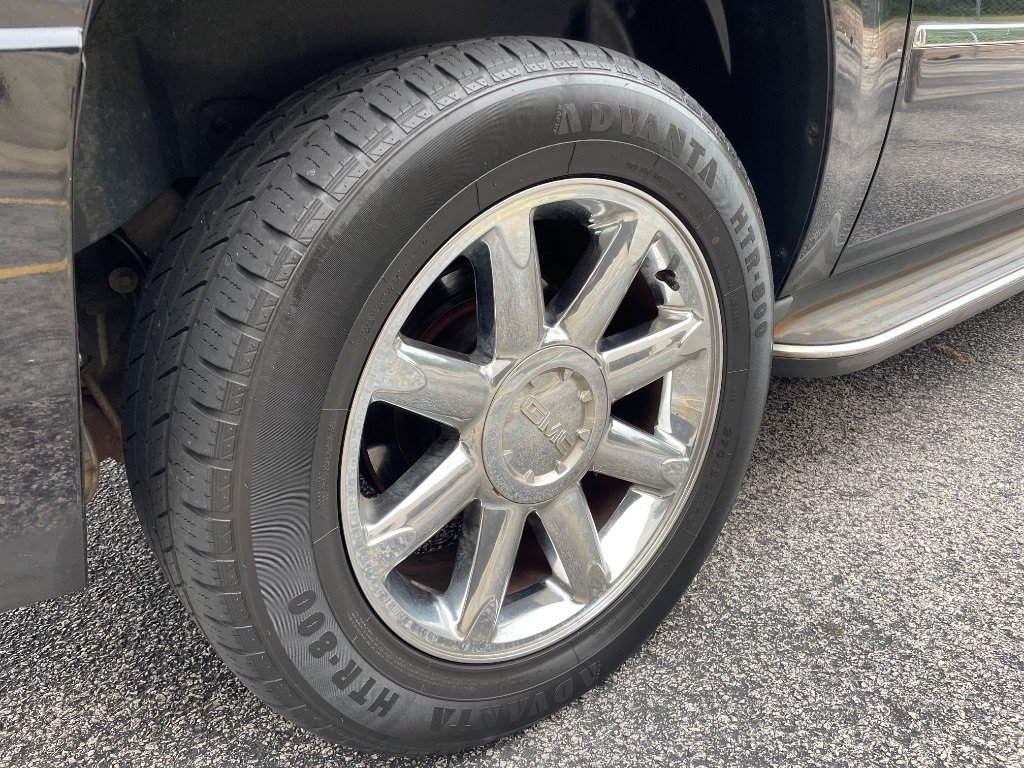 Used 2012 GMC Yukon XL Denali RWD image 12